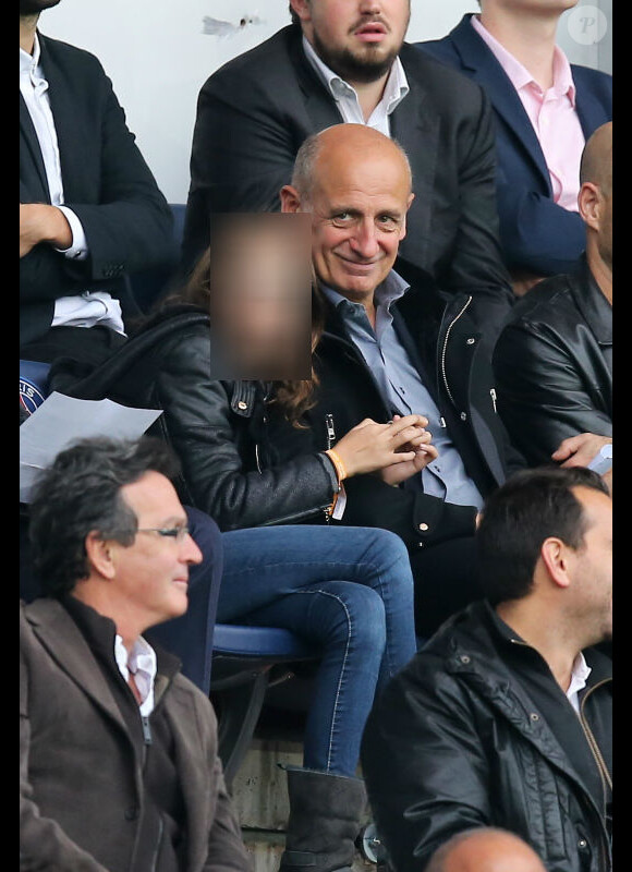 Jean-Michel Aphatie et sa fille, au Parc des Princes, le samedi 25 octobre 2014 pour le match de Ligue 1 PSG-Bordeaux (3-0).