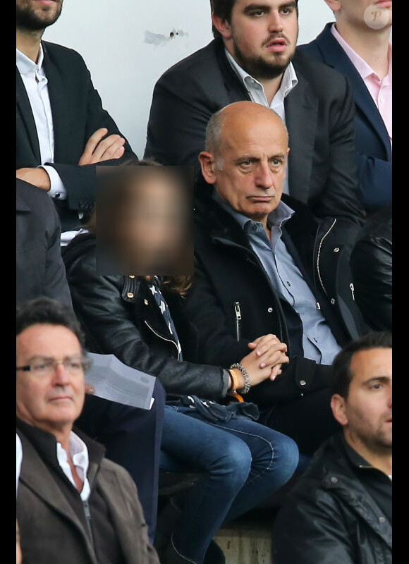 Jean-Michel Aphatie et sa fille, au Parc des Princes, le samedi 25 octobre 2014 pour le match de Ligue 1 PSG-Bordeaux (3-0).