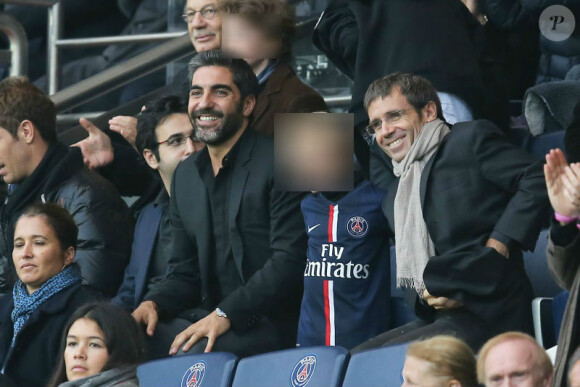 Ary Abittan, David Pujadas et son fils, au Parc des Princes, le samedi 25 octobre 2014 pour le match de Ligue 1 PSG-Bordeaux (3-0).
