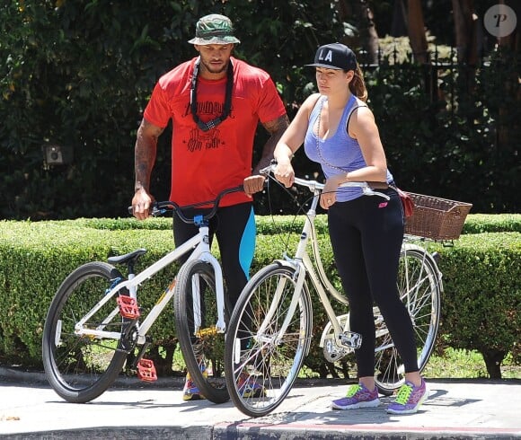 Kelly Brook et son fiancé David McIntosh, très amoureux, font du vélo à Hollywood, le 26 juillet 2014.
