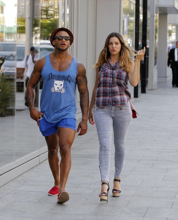 Kelly Brook et son fiancé David McIntosh font du shopping à Beverly Hills, le 18 juillet 2014.