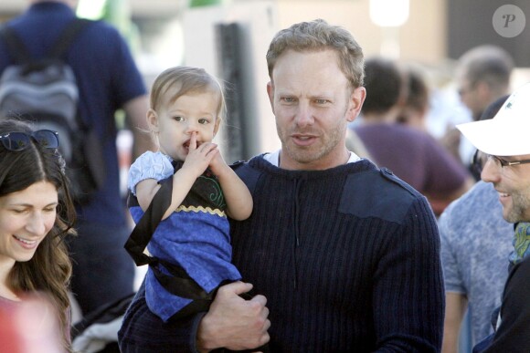 Ian Ziering et sa fille Penna Mae au Farmer's Market à Studio City, Los Angeles, le dimanche 26 octobre 2014. 