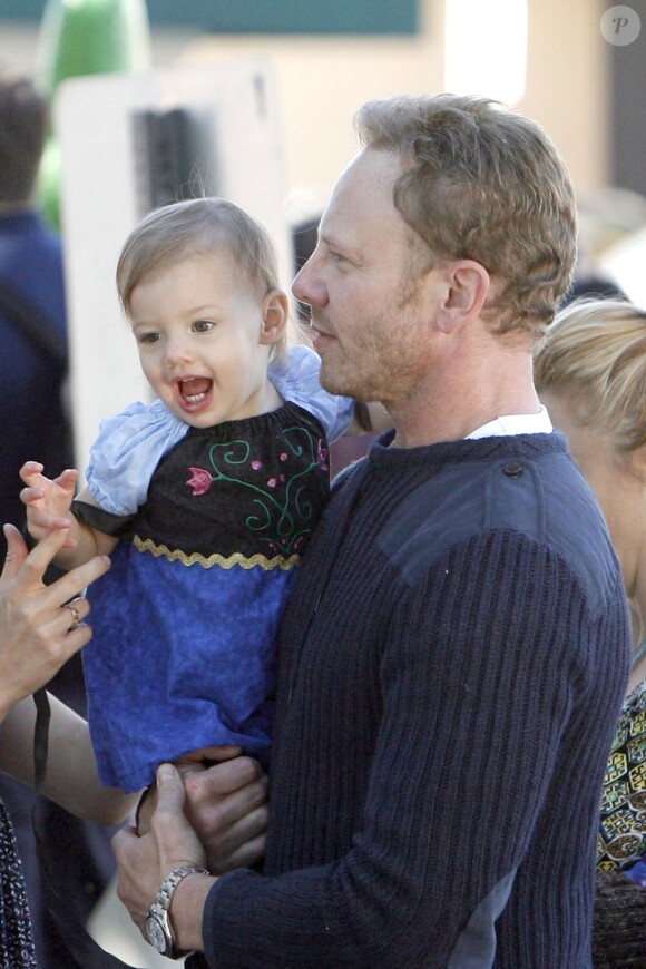 Ian Ziering et sa fille Penna Mae au Farmer's Market à Studio City, Los Angeles, le dimanche 26 octobre 2014. 