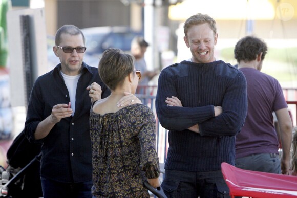 Ian Ziering, son épouse, et leur deux filles Mia et Penna Mae au Farmer's Market à Studio City, Los Angeles, le dimanche 26 octobre 2014. 