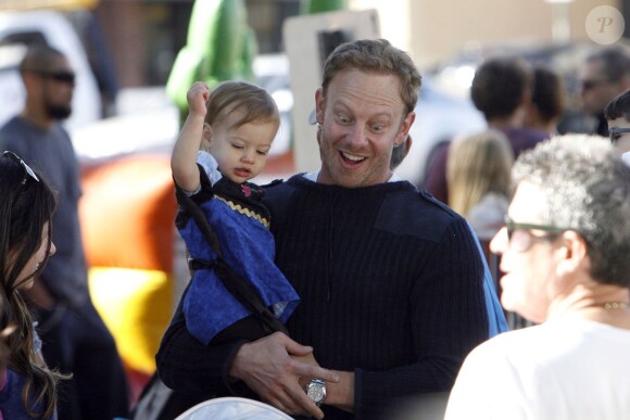 Ian Ziering et sa fille Penna Mae au Farmer's Market à Studio City, Los Angeles, le dimanche 26 octobre 2014. 