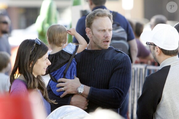 Ian Ziering et sa fille Penna Mae au Farmer's Market à Studio City, Los Angeles, le dimanche 26 octobre 2014. 