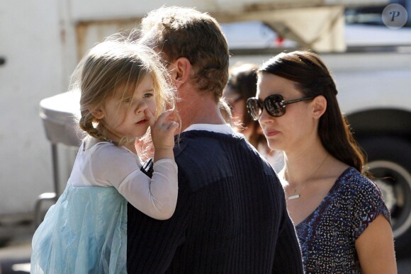 Ian Ziering, son épouse, et leur deux filles Mia et Penna Mae au Farmer's Market à Studio City, Los Angeles, le dimanche 26 octobre 2014. 