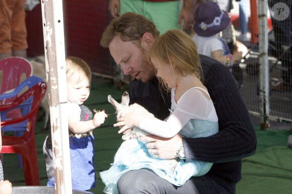 Ian Ziering et ses deux filles Mia et Penna Mae au Farmer's Market à Studio City, Los Angeles, le dimanche 26 octobre 2014. 