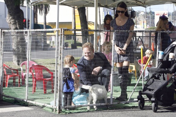 Ian Ziering et ses deux filles Mia et Penna Mae au Farmer's Market à Studio City, Los Angeles, le dimanche 26 octobre 2014. 
