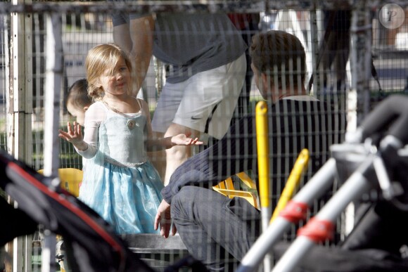 Ian Ziering et ses deux filles Mia et Penna Mae au Farmer's Market à Studio City, Los Angeles, le dimanche 26 octobre 2014. 