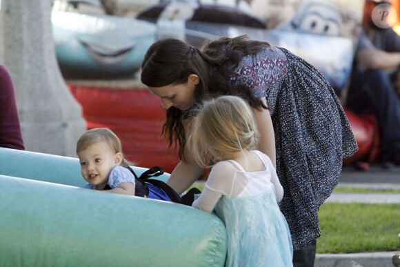 Ian Ziering, son épouse, et leur deux filles Mia et Penna Mae au Farmer's Market à Studio City, Los Angeles, le dimanche 26 octobre 2014. 