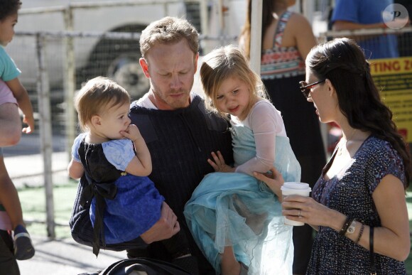 Ian Ziering et ses deux filles Mia et Penna Mae au Farmer's Market à Studio City, Los Angeles, le dimanche 26 octobre 2014. 