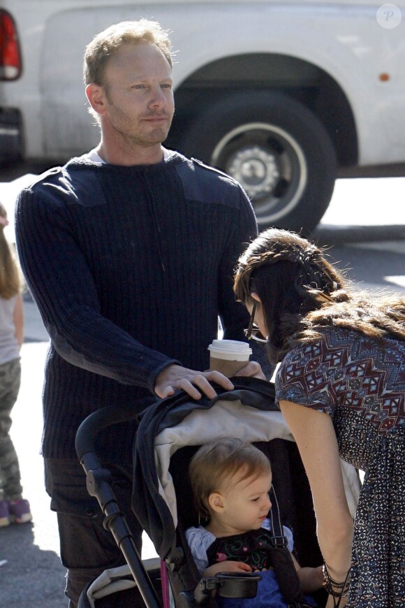 Ian Ziering et ses deux filles Mia et Penna Mae au Farmer's Market à Studio City, Los Angeles, le dimanche 26 octobre 2014. 