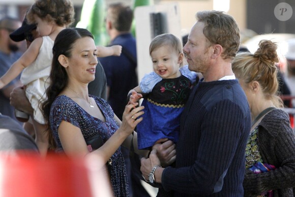 Ian Ziering, son épouse, et leur deux filles Mia et Penna Mae au Farmer's Market à Studio City, Los Angeles, le dimanche 26 octobre 2014. 
