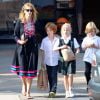 Exclusif - Julia Roberts fait du shopping avec ses enfants Phinnaeus, Henry, et Hazel à Malibu, le 12 octobre 2014.