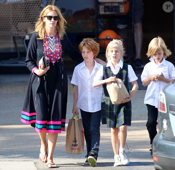Exclusif - Julia Roberts fait du shopping avec ses enfants Phinnaeus, Henry, et Hazel à Malibu, le 12 octobre 2014.