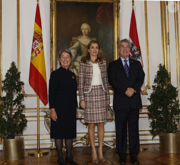 La reine Letizia d'Espagne accueillie au palais impérial Hofburg à Vienne, en Autriche, par le président Heinz Fischer et son épouse Margit, le 27 octobre 2014