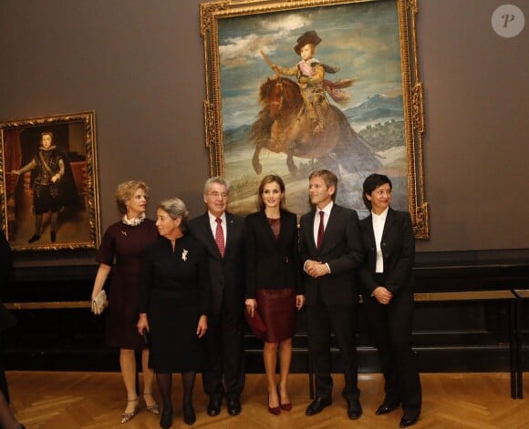 La reine Letizia d'Espagne (en robe en cuir bordeaux Hugo Boss) était le 27 octobre 2014 à Vienne, en Autriche, pour inaugurer au Musée des Beaux-arts une exposition consacrée à Velazquez.