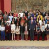 Le roi Felipe VI d'Espagne reçoit en audience les écoliers vainqueurs du concours "Qu'est-ce qu'un roi pour toi ?" à Madrid le 27 octobre 2014