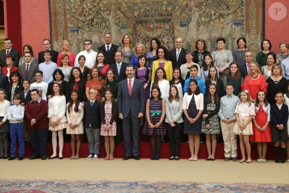 Le roi Felipe VI d'Espagne reçoit en audience les écoliers vainqueurs du concours "Qu'est-ce qu'un roi pour toi ?" à Madrid le 27 octobre 2014
