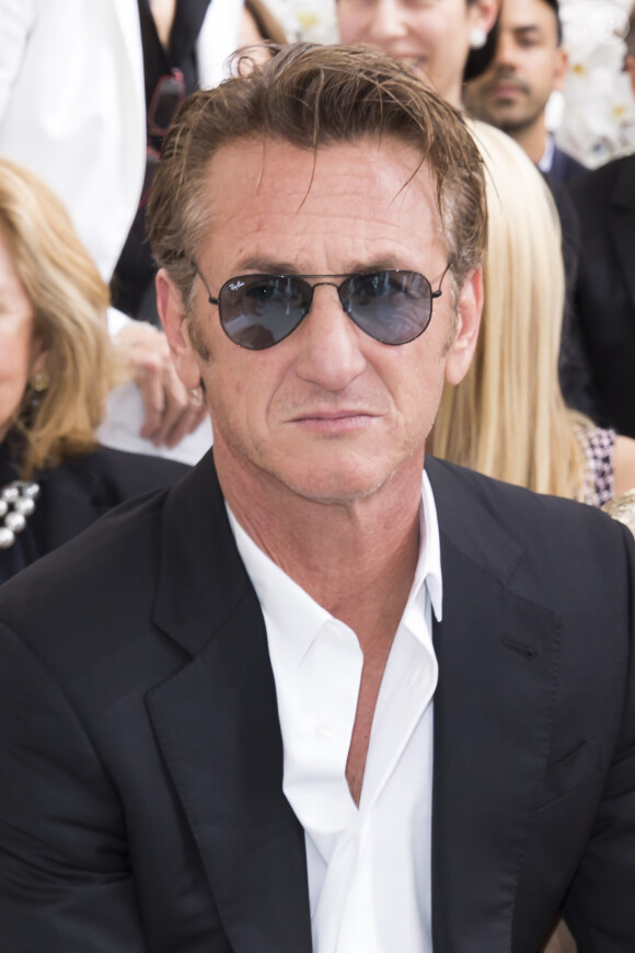 Sean Penn lors  du défilé de mode "Christian Dior" au Musée Rodin à Paris. Le 7 juillet 2014.