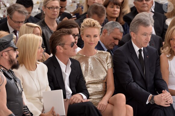 Sean Penn et Charlize Theron lors du défilé Christian Dior à Paris, le 7 juillet 2014.