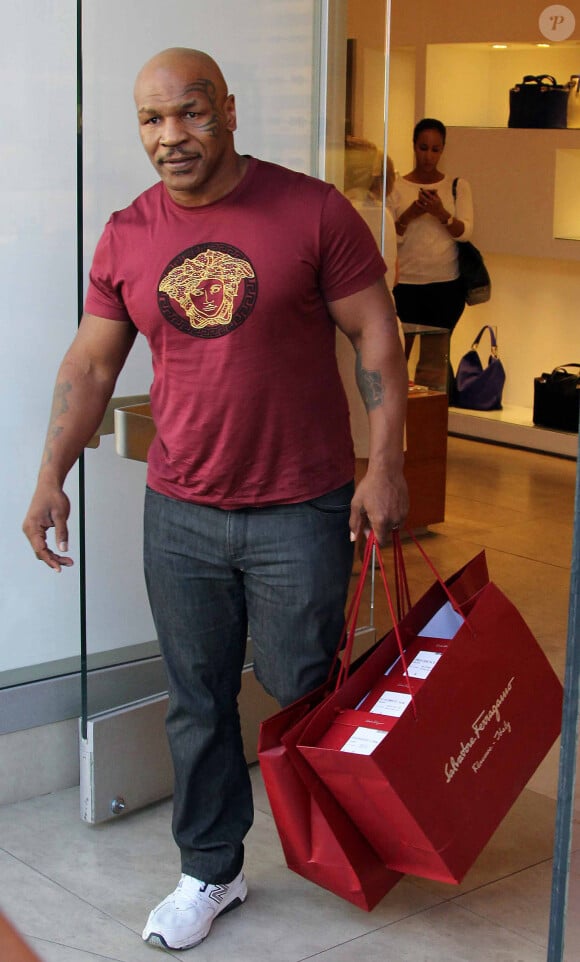 Mike Tyson après une session shopping chez Salvatore Ferragamo à Beverly Hills, le 20 mars 2014