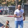 Mike Tyson, avec l'un de ses fils dans les rues de Venice à Los Angeles, le 16 mars 2014