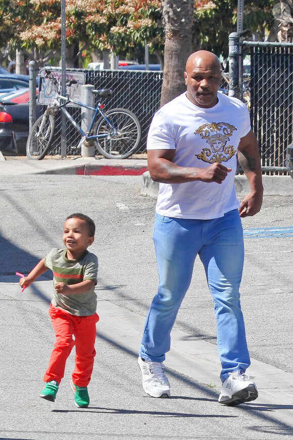 Mike Tyson, avec l'un de ses fils dans les rues de Venice à Los Angeles, le 16 mars 2014