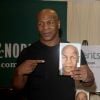 Mike Tyson lors d'une séance de dédicace de son ouvrage Mike Tyson, Undisputed Truth chez Barnes & Noble à Manhattan, à New York le 13 novembre 2013