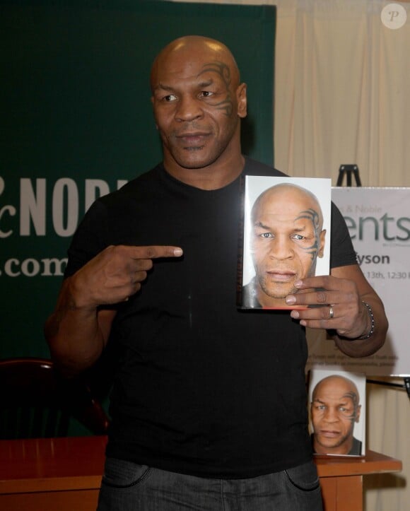 Mike Tyson lors d'une séance de dédicace de son ouvrage Mike Tyson, Undisputed Truth chez Barnes & Noble à Manhattan, à New York le 13 novembre 2013