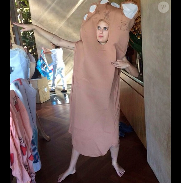 Tallulah Willis déguisée en pied sur Instagram, le 30 octobre 2014.