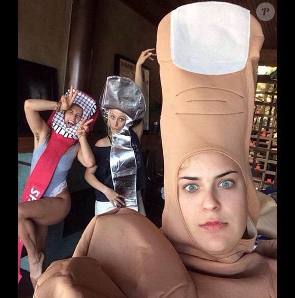 Tallulah Willis déguisée en pied avec sa soeur Scout sur Instagram, le 29 octobre 2014.