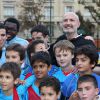 Frank Leboeuf entouré des enfants L'entente sportive des petits anges lors des 13e Journées de l'arbitrage au stade Emile Anthoine, à Paris le 30 octobre 2014