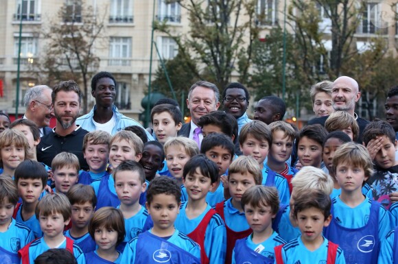 Philippe Wahl, Président de La Poste, Christophe Maé, Thierry Braillard et Frank Leboeuf entourés des enfants L'entente sportive des petits anges lors des 13e Journées de l'arbitrage au stade Emile Anthoine, à Paris le 30 octobre 2014
