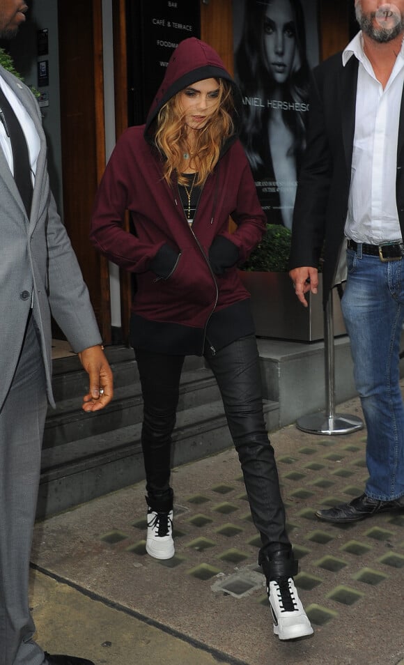 Cara Delevingne chez Harrod's et Harvey Nichols pour la promotion de la marque DKNY à Londres le 18 octobre 2014 18 October 2014.