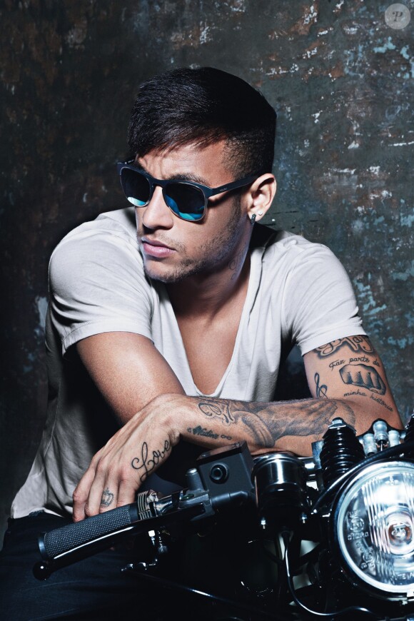 Le footballeur Neymar dans la nouvelle campagne pour Police - 2014