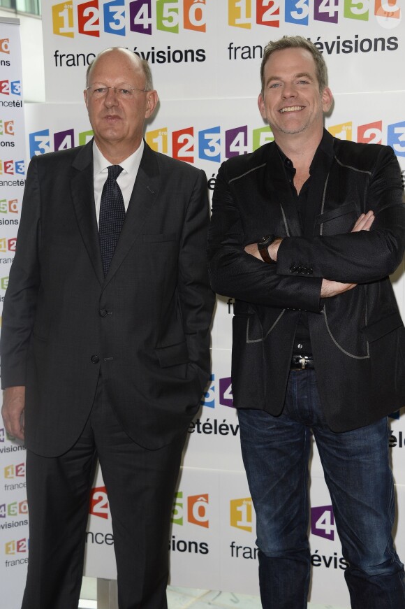 Rémy Pflimlin (PDG de France Télévisions) et Garou - Conférence de presse pour le Téléthon à France Télévisions à Paris. Le 4 novembre 2014.