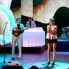 Marion Cotillard en pleine performance avec le groupe Metronomy pour l'anniversaire des 30 ans de Canal+. Une séquence enregistrée au Palais des sports le 31 octobre 2014 et diffusée le 4 novembre
