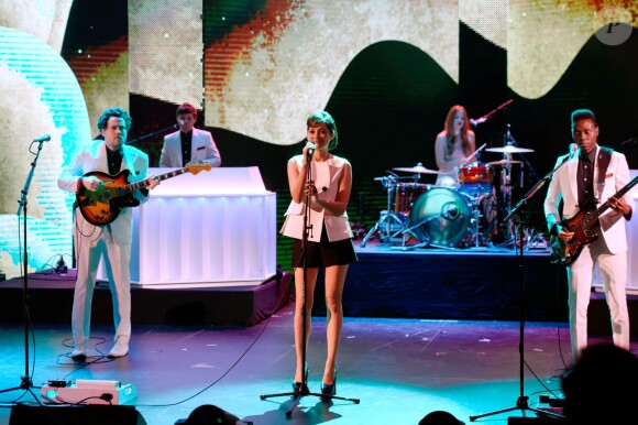 Marion Cotillard en pleine performance avec le groupe Metronomy pour l'anniversaire des 30 ans de Canal+. Une séquence enregistrée au Palais des sports le 31 octobre 2014 et diffusée le 4 novembre