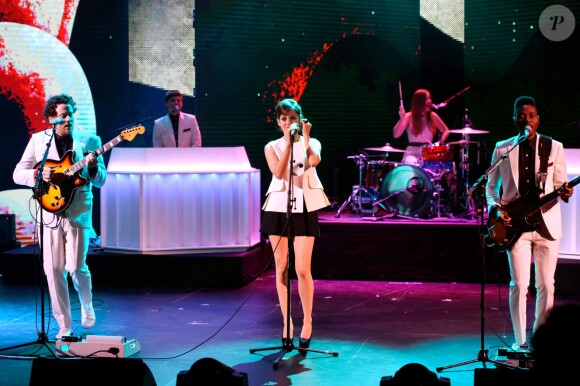 Marion Cotillard en pleine performance avec le groupe Metronomy pour l'anniversaire des 30 ans de la chaîne Canal+. Une séquence enregistrée au Palais des sports le 31 octobre 2014 et diffusée le 4 novembre