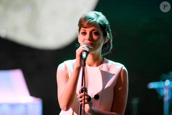 Marion Cotillard en pleine performance avec le groupe Metronomy pour l'anniversaire des 30 ans de la chaîne Canal+. Une séquence enregistrée au Palais des sports le 31 octobre 2014 et diffusée le 4 novembre
