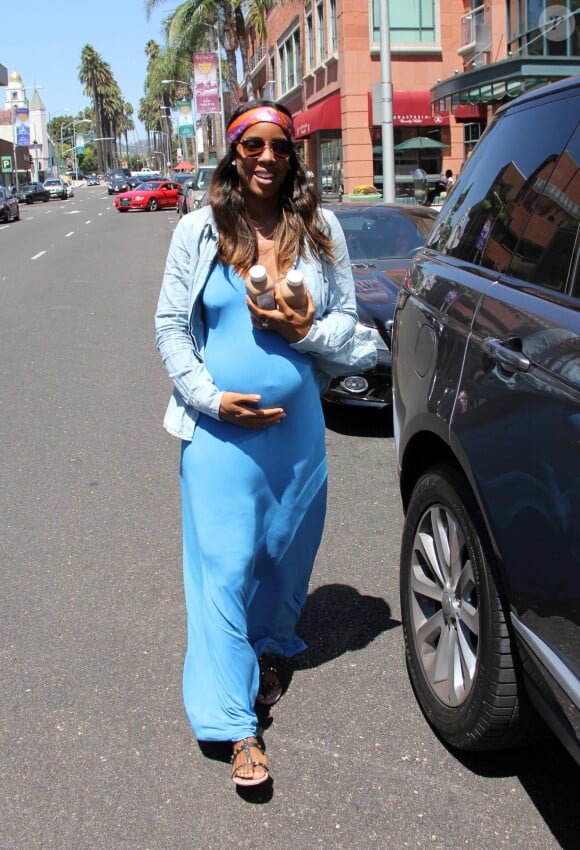 Kelly Rowland, très enceinte, dans les rues de Los Angeles, le 26 août 2014.