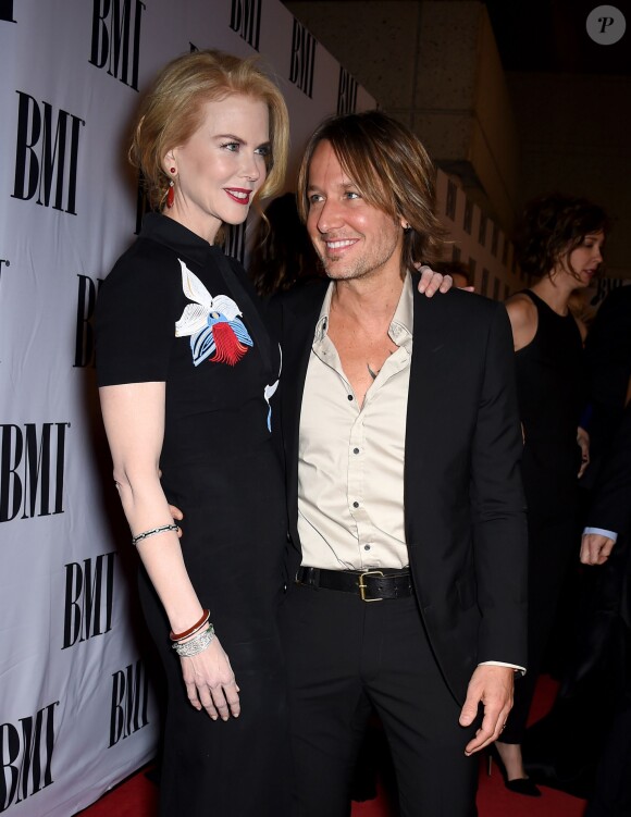 Keith Urban et Nicole Kidman complices et amoureux lors des BMI Country Awards à Nashville, le 4 novembre 2014.