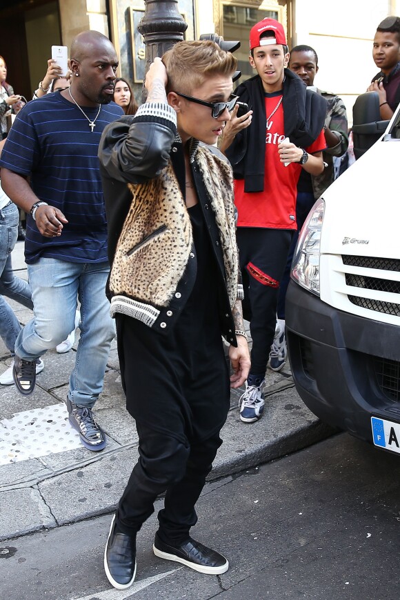 Justin Bieber fait du shopping avenue Montaigne à Paris, le 30 septembre 2014. Il est accompagné de Corey Gamble