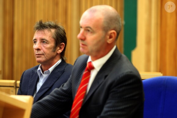 Phil Rudd et son avocat devant la cour de Tauranga, le 31 mars 2011.