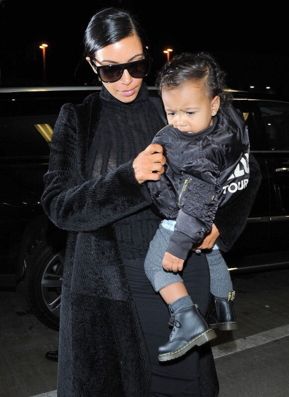 Kim Kardashian et sa fille North arrivent à l'aéroport LAX de Los Angeles, le 5 novembre 2014.