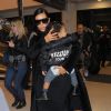 Kim Kardashian et sa fille North à l'aéroport LAX de Los Angeles, le 5 novembre 2014.