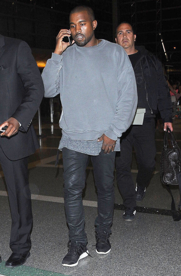 Kanye West arrive à l'aéroport de LAX à Los Angeles, le 4 novembre 2014.