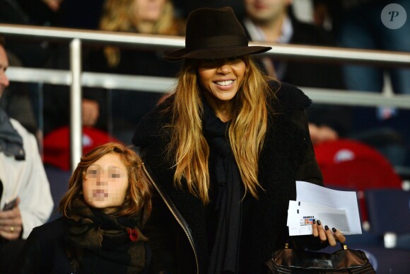 Cathy Guetta avec son fils Tim Elvis lors du match PSG-APOEL Nicosie à Paris le 5 novembre 2014.